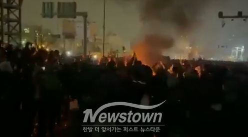 테헤란 도심 한복판에서 여성들이 히잡을 벗어 불태우고 있다/X