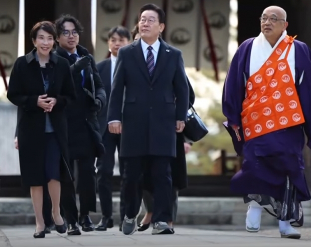 지난 14일 오후 다카이치 사나에 일본 총리와 함께 나라현의 대표적 문화유적지인 호류지(법륭사)를 방문하면서 운동화로 갈아신어 화제가 된 이재명 대통령/채널A 뉴스 캡처