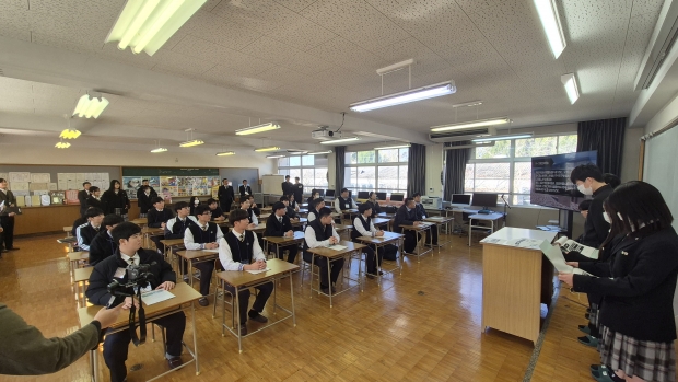 신라공업고등학교 국제교류단이 일본 방문 기간 오이타현 우사시 우사산업과학고등학교에서 현지 학생들과 함께 전공 연계 수업 및 교류 프로그램에 참여하고 있다.