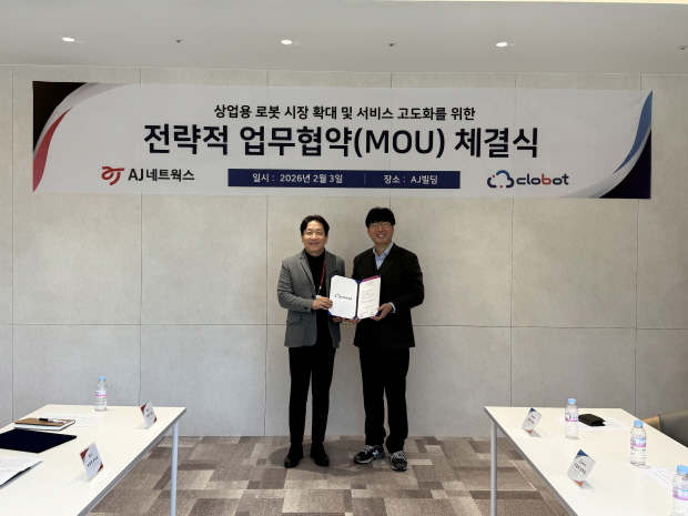 사진설명: 서울시 송파구에 위치한 AJ빌딩에서 AJ네트웍스 최지영 부사장(왼쪽)과 클로봇 김창구 대표(오른쪽)가 업무협약을 체결하고 있다