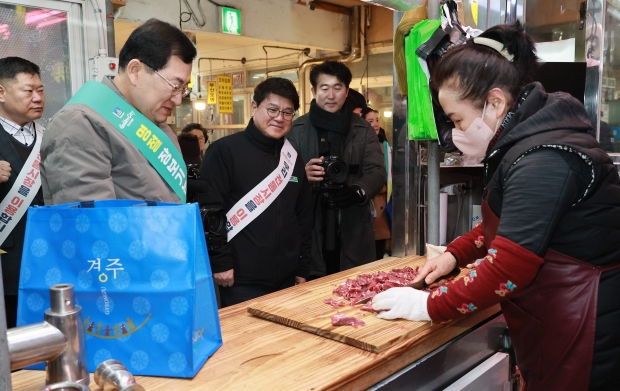 주낙영 경주시장이 11일 설 명절을 앞두고 경주 중앙시장에서 상인들을 격려하며 장보기 행사에 참여하고 있다