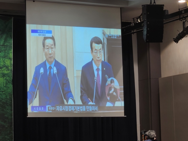제물포 르네상스 구상에 대해 유정복 인천시장과 관계를 영상으로 소개 했다.