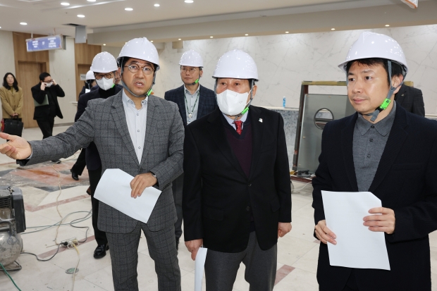 니동연 시장(사진 중앙)이 양산성모병원 개원준비 현황점검을 하는 모습./사진 양산시제공