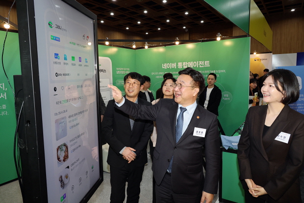 ‘AI 국민비서’ 시범 서비스 개통식에서 윤호중 행정안전부 장관(왼쪽)과 네이버 최수연 대표(오른쪽)가 네이버 AI 국민비서 서비스를 시연하고 있다.