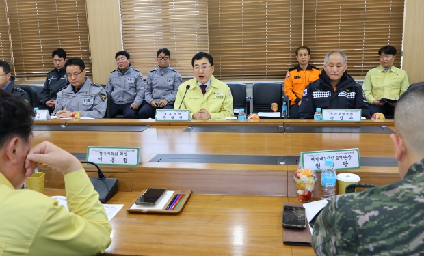 주낙영 경주시장이 11일 시청 영상회의실에서 열린 2026년 1분기 경주시 통합방위협의회에서 지역 통합방위 태세 강화를 위한 회의를 주재하고 있다