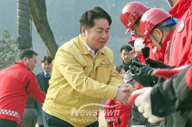 오세현 아산시장이 지난 3월 12일 산불방지 전문교육 실습 현장을 방문해 교육에 참여한 산불감시원·진화대원 120명을 격려했다. 오 시장은 “시민의 안전을 지키기 위해 헌신하는 여러분의 노고에 깊이 감사드린다”고 전했다.(사진 / 아산시 제공)