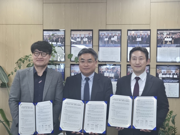 왼쪽부터 서현준 포항시 투자기업지원과장, 박순홍 ㈜옴니코트 대표, 이남억 경상북도 공항투자본부장