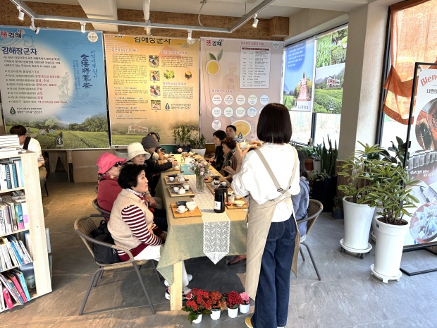 김해문화도시센터 대동면 어르신을 위한 뚜르드가야 시티투어 운영 모습/사진 김해시제공