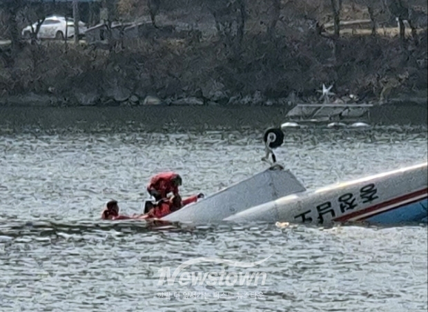 지난 3월 24일 오후 1시 34분경 충남 천안시 서북구 입장면 풍년저수지에서 산불 진화 용수를 담수하던 헬기 1대가 저수지 중앙으로 추락하는 사고가 발생했다. (사진 / 천안서북소방서 제공)