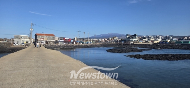 ​제주도 톤대섬 방파제 산책로 풍경사진​