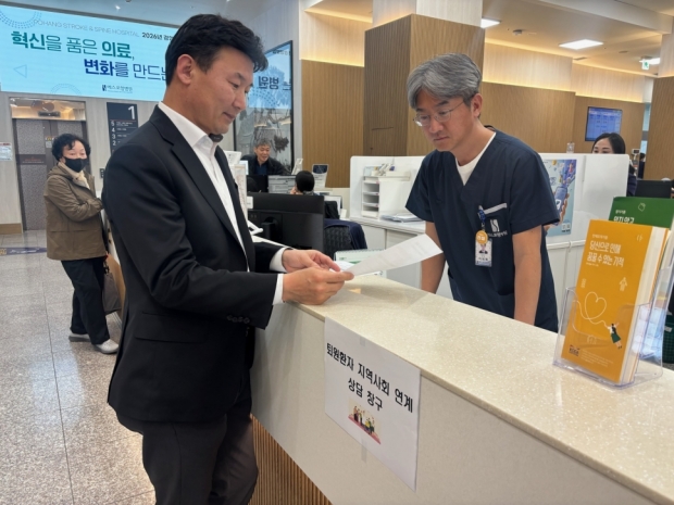 지난 24일 김신 포항시 복지국장이 퇴원환자 지역사회 연계 협력병원을 방문해 현장을 살펴보고 있다.