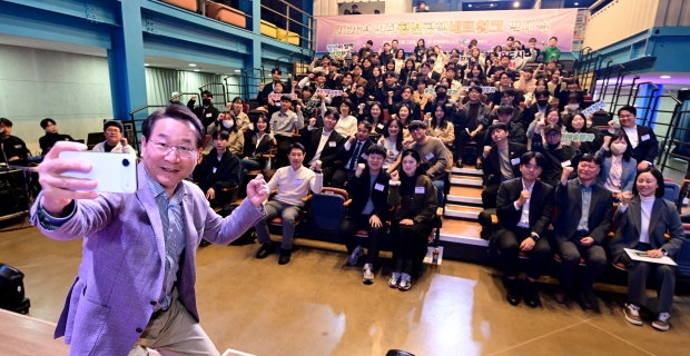 유정복 인천광역시장이 28일 틈 문화창작지대에서 열린 '2026년 인천청년정책네트워크 발대식'에서 기념촬영을 하고 있다.