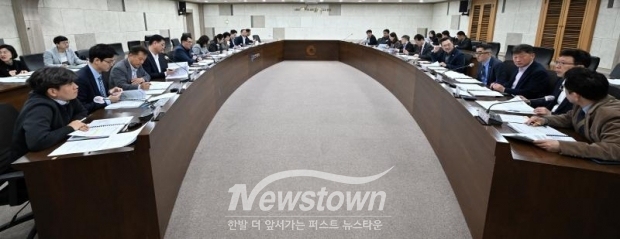 하병필 행정부시장이 30일 시청 영상회의실에서 '2027년 2차 국비확보 보고회'에서 토론을 하고 있다. / 인천시