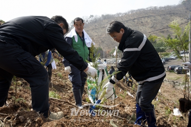 식목일 기념 희망의 나무 심기 행사(사진 / 청양군 제공)