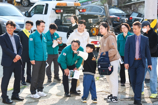 안동 푸르지오 1,2차 통학로 안전점검/사진 김해시제공