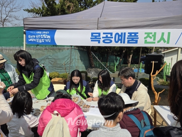 지난달 28일 원미산 진달래동산에서 폐목재를 활용한 목공예품 전시와 체험 프로그램 운영 모습 / 부천시