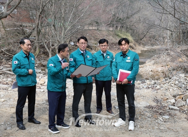 홍종완 행정부지사가 4월 3일 서산시 용현천에서 하천·계곡 불법점용 시설 정비 현장점검을 실시했다. 홍 부지사는 중점관리 대상구역을 직접 확인하고, 현장 직원 격려 및 애로사항 청취, 불법점용 시설 정비 이후 향후 대책 등을 확인하는 시간을 가졌다