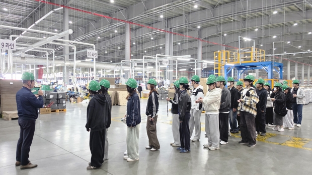 경남대 학생들이 부산진해경제자유구역에 입주한 글로벌 물류기업 ㈜디더블유엘글로벌을 방문해 기업 현황과 물류 운영 현장 견학(사진/부산진해경자청)