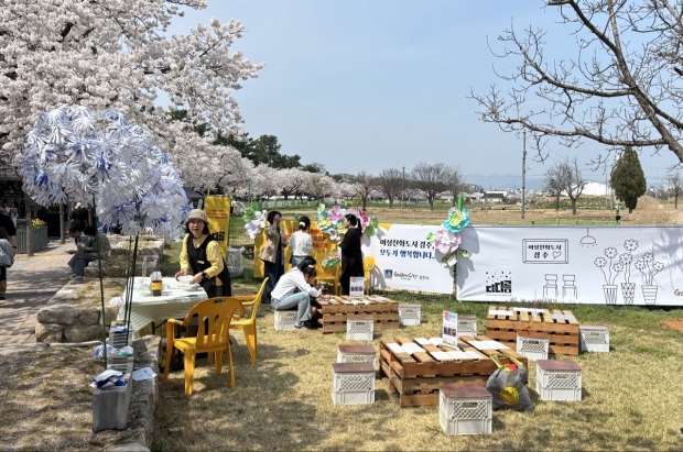 경주시 여성친화도시 일자리사업 참여 창업자들이 대릉원돌담길 축제 현장에서 시민,관광객과 함께하는 체험부스를 운영하고 있다