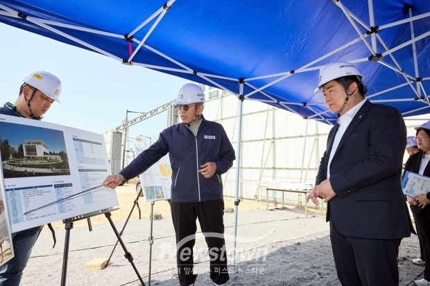오세현 아산시장, 서부권 공공도서관 현장방문(사진 / 아산시 제공)
