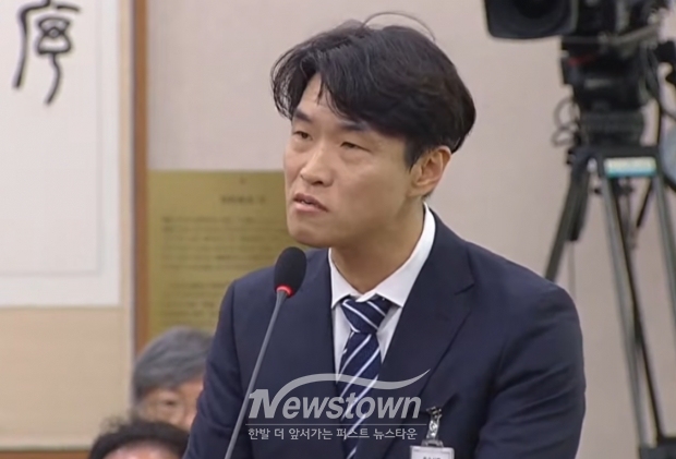 국회에서 열린 윤석열정권정치검찰조작기소의혹사건진상규명국정조사특별위원회에서 증언을 방해하는 서영교 위원장에게 반발하는 김영남 전 검사/채널A 방송화면 캡처