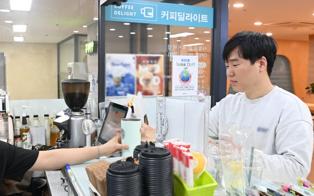 시청 구내 카페에서 텀블러로 음료를 주문하는 모습