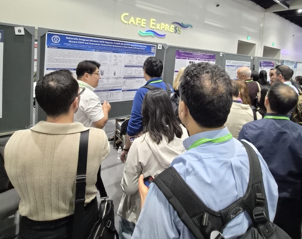 AACR 2026에서 동아에스티 연구원이 관람객을 대상으로 항암 파이프라인 비임상 연구결과를 포스터로 발표하고 있다.