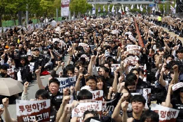 삼성전자 노조 조합원들이 2026년 4월 23일 대한민국 삼성전자 평택캠퍼스에서 더 높은 상여금을 요구하는 집회 도중 피켓을 들고 구호를 외치고 있다.삼성노조 공동투쟁위원회는 5월로 예정된 총파업을 앞두고 이번 집회를 열었으며, 상여금 산정의 투명성 강화와 성과급 상한제 폐지를 요구하고 있다./로이터