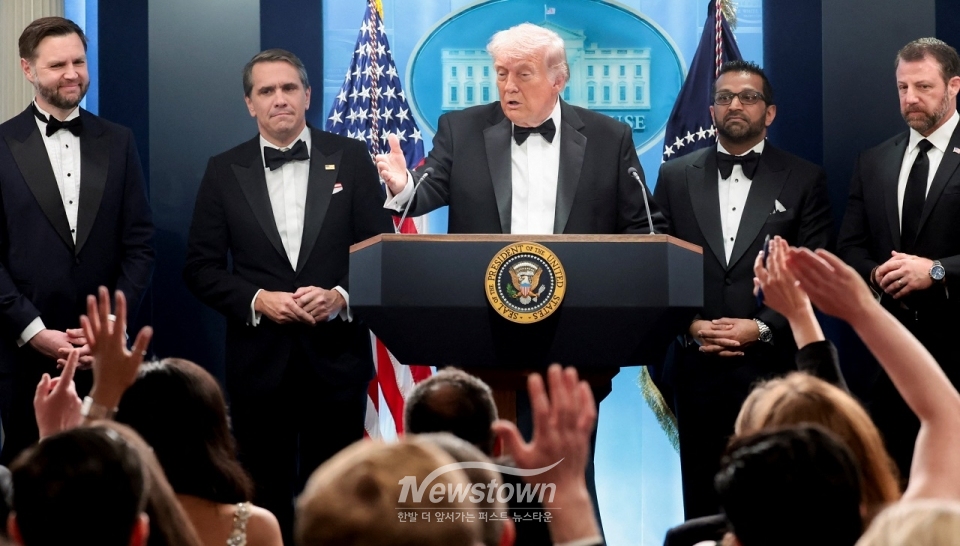도널드 트럼프 미국 대통령이 캐시 파텔 연방수사국(FBI) 국장, 토드 블랜치 법무장관 대행, 제이디 밴스 부통령, 마크웨인 멀린 국토안보부 장관과 함께 2026년 4월 25일 미국 워싱턴 D.C. 백악관에서 열린 기자회견에서 발언하고 있다.이 기자회견은 연례 백악관 출입기자협회 만찬 도중 발생한 총격 사건 이후 진행된 것이다./ 로이터-조너선 언스트