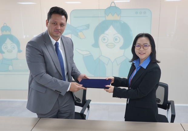 아크릴-우즈인포컴 협약식(사진제공= 아크릴)설명: (왼쪽부터) 누슬란 우즈인포컴 부사장, 신현경 아크릴 부대표