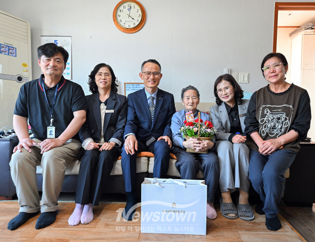 송무경 공주시장 권한대행이 지난 5월 6일 공주시 웅진동에 거주하는 101세 장원순 어르신의 자택을 직접 방문해 어버이의 은혜에 감사의 뜻을 표하며 건강을 기원하는 인사와 함께 어르신의 가슴에 카네이션을 달아드리고 꽃바구니를 전달하며 온정을 나눴다.(사진 / 공주시 제공)