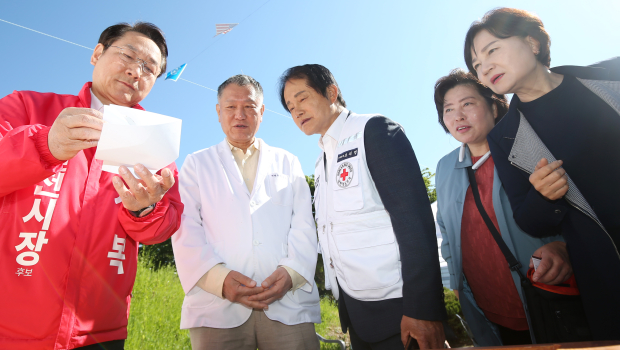 유정복 인천시장 후보가 9일 인천 적십자병원에서 열린 ‘다문화 건강축제’에서 진지한 모습으로 마술을 선보이고 있다