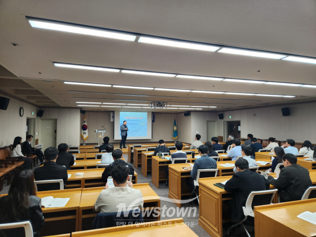 부천시 소속 실무 직원들이 ‘공공갈등관리 역량 강화 교육’을 듣고 있다. / 부천시