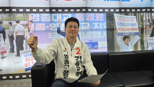 김정헌 후보가 인터뷰를 마치고 필승을 다짐하고 있다.