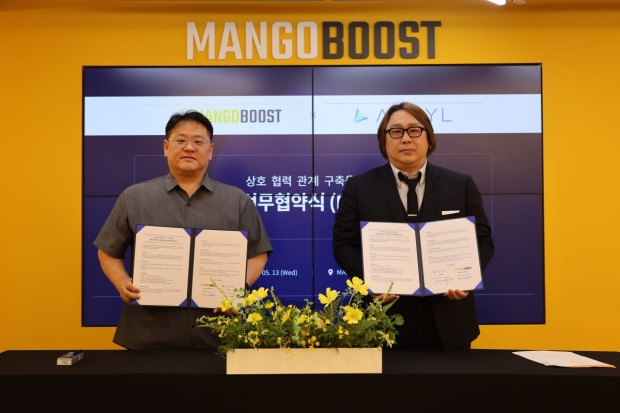 AI 인프라 공동 검증 및 사업 협력을 위한 업무협약 체결식(왼쪽부터) 김장우 망고부스트 대표이사, 박외진 아크릴 대표이사