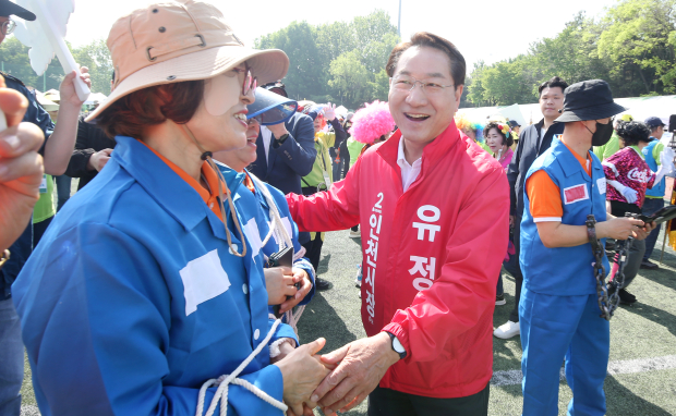 유정복 인천시장 후보가 16일 동구구민운동장에서 열린 한국방송통신대학교 제43회 월미대전에서 시민들과 인사하고 있다.