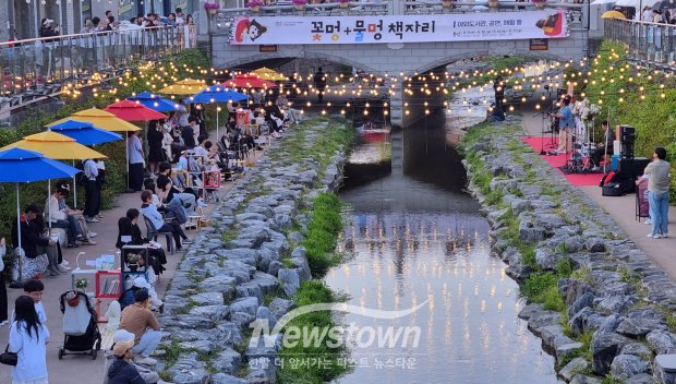 야외 도서관 ‘꽃멍+물멍, 책자리’(사진 / 공주시 제공)