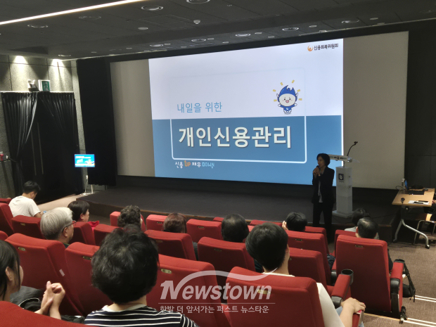 정미연 복지정책과장이 강의를 소개하고 있다. / 부천시