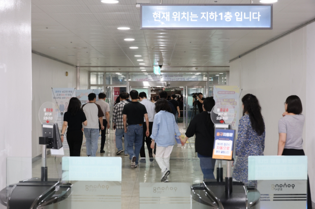 포항시는 19일 시청 지하주차장에서 본청 전 직원 대상 ‘2026년 공공기관 공습대비 민방위 대피훈련’을 실시했다.