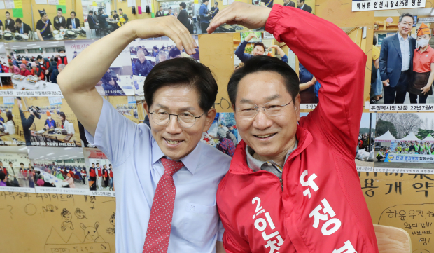 유정복 인천시장 후보와 김문수 명예선대위원장이 19일 석바위시장의 한 식당에서 하트 포즈를 취하고 있다.