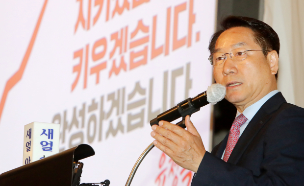유정복 인천시장 후보가 20일 제467회 새얼아침대화에서 '더 나은 인천을 위한 리더십을 묻다'를 주제로 강연하고 있다.