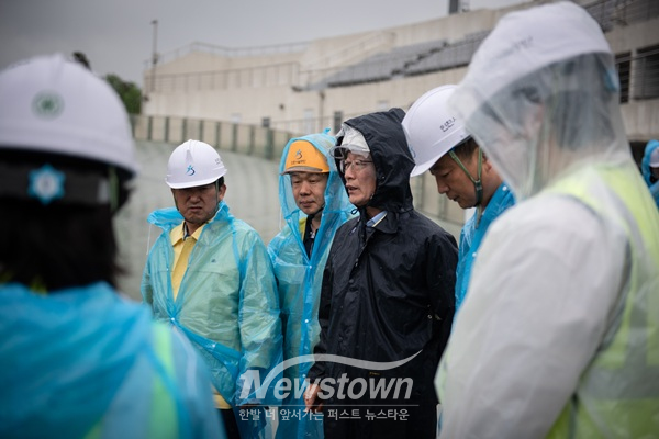 김재보이사장이 직원들에게 기본과 원칙에 입각한 안전 매뉴얼 준수를 거듭 강조하고 있다. / 인천시설공단