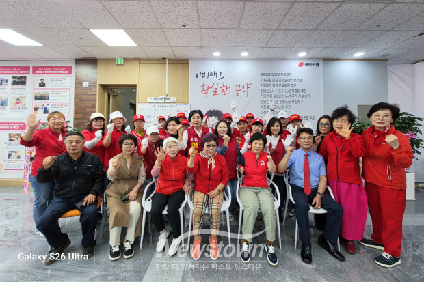 21일 이미애 후보캠프에서 후보자와 진영·한림·생림 지역 주민들, 김정숙 선대위원장과 안도희 후원회장을 비롯한 지지자들이 모두 함께해 필승을 다짐했다./사진 김국진기자