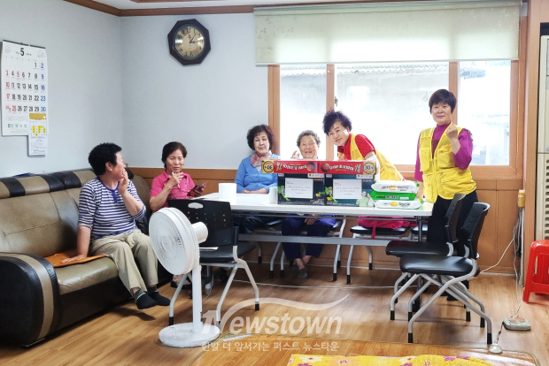 진영자원봉사회 회원들이 지난 21일 진영읍 좌곤리 마을회관 경로당에서 2026년 진영읍 찾아가는 경로잔치 봉사활동속에 물품전달식을 하고있다./사진 김국진기자