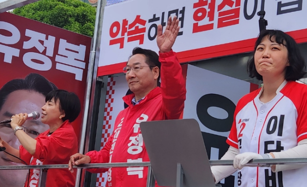 유정복 인천시장 후보가 23일 인천 남동구 동암역 유세에 앞서 지지자들에게 손을 흔들며 인사하고 있다.