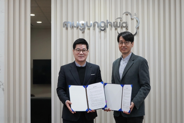 노을 주식회사 임찬양 대표(우)와 무궁화전자 김기경 대표(좌)가 위탁생산 계약 체결 후 기념촬영을 하고 있다./노을