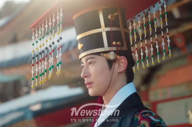 제후국 왕이 쓰는 9류(九旒) 면류관을 쓴 채 즉위식하는 장면이 논란이 된 MBC 드라마 ‘21세기 대군부인’/드라마 캡처