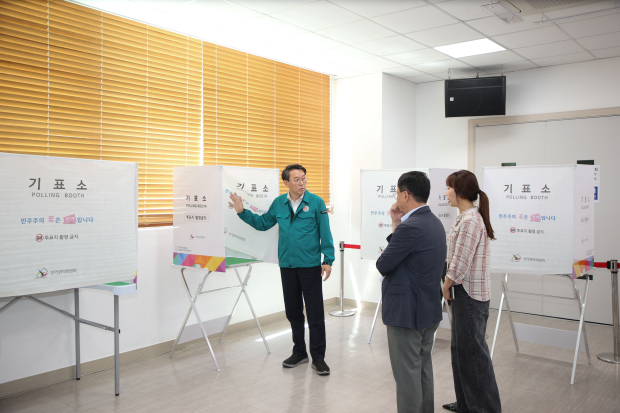 진접읍사무소 사전투표소를 현장 점검 중인 김상수 권한대행