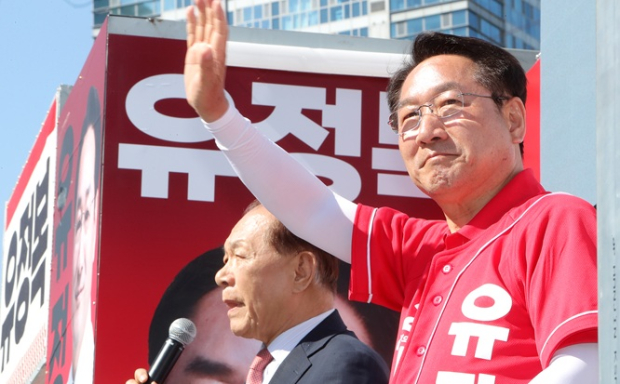 30일 유정복 인천시장 후보가 송도 일원 유세 현장에서 시민들에게 손을 흔들며 지지를 호소하고 있다.