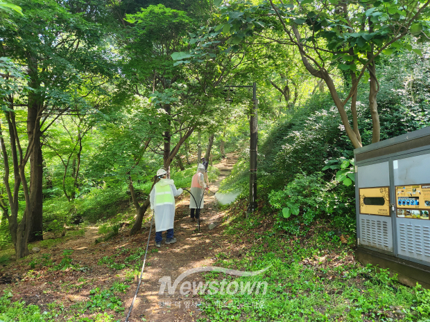 성주산 등산로에서 미생물제제 살포하는 모습 / 부천시